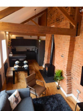 VIP 3BR Grade2 Luxurious Industrial House with WOOD FIRE, Electric blinds and big Cast iron Windows in the heart of the JQ